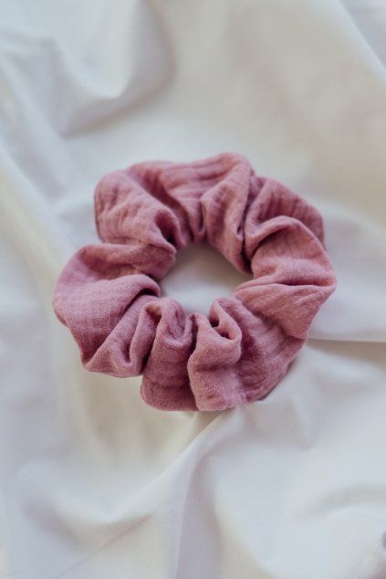 Růžová mušelínová gumička scrunchie